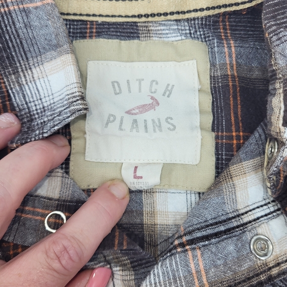 Ditch Plains Plaid Flannel shirt with Pearl like Buttons - Picture 2 of 9